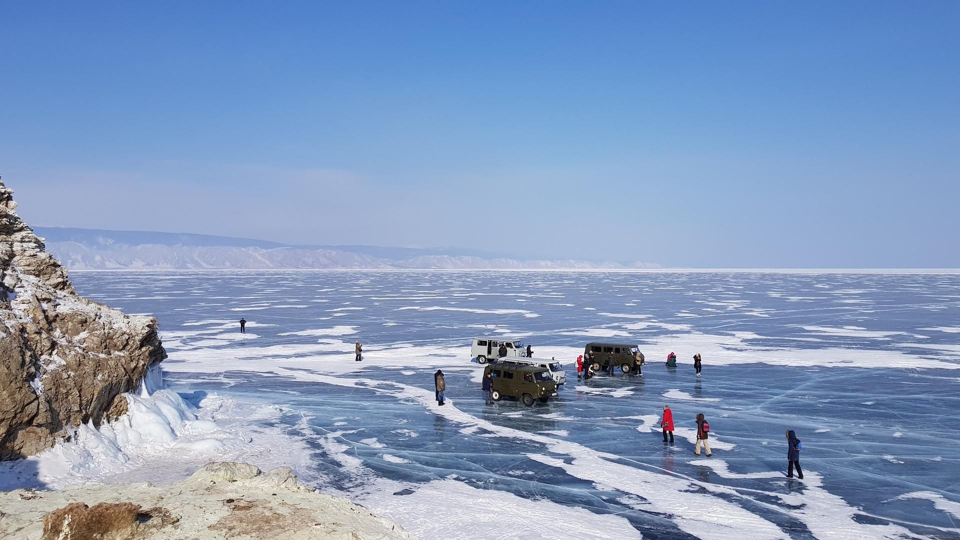 Лёд Байкала и горячие источники
